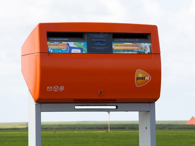 Vooraanzicht PostNL rode brievenbus