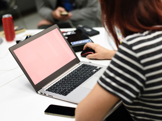 Leerling achter laptop