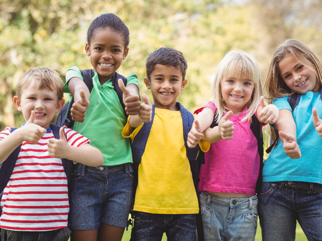 Vijf kinderen op een rij van links naar rechts met de duimen omhoog