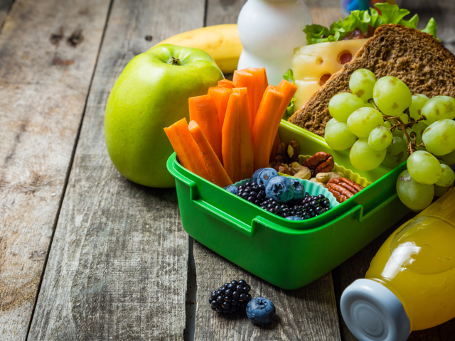 Broodbakje gevuld met groente, fruit en brood