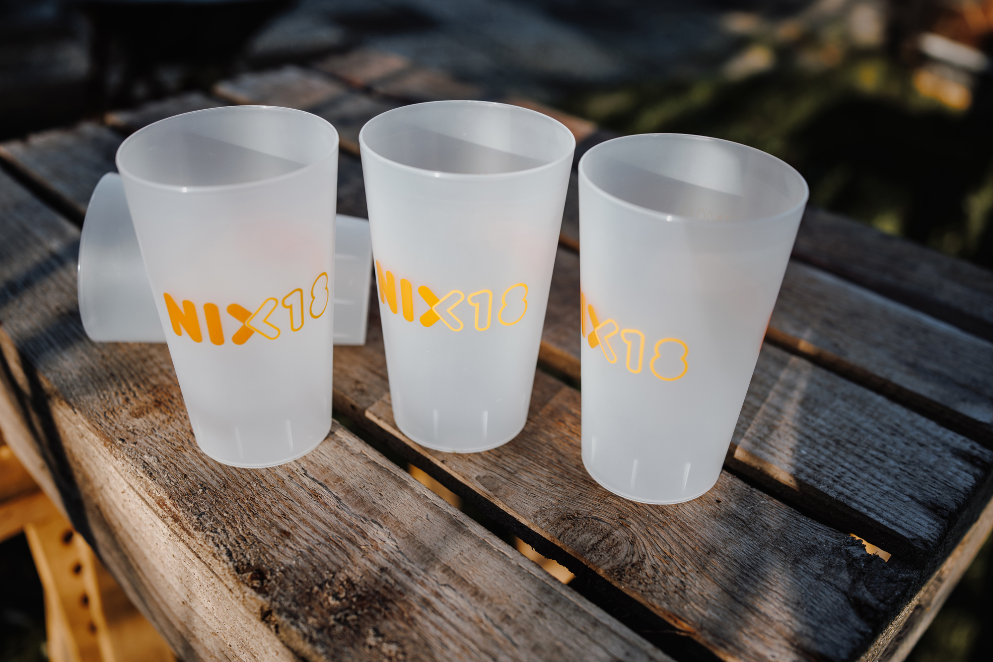 Drinkbekers van NIX18 staan op een bankje