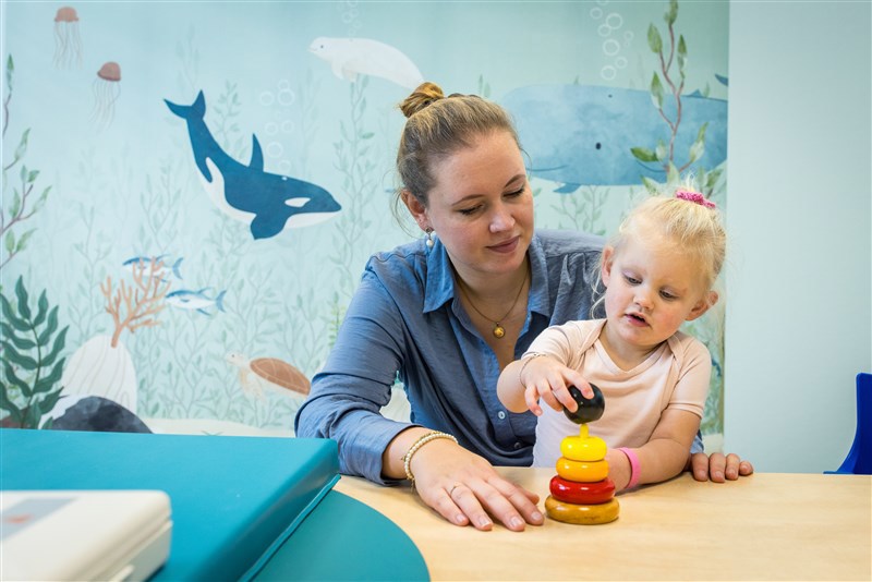 Moeder zit met kind op schoot